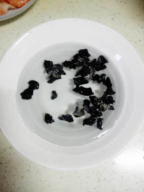 莴笋去皮洗净切片，芹菜去叶子洗净切段，干木耳和腐竹用温水泡发