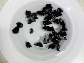 莴笋去皮洗净切片，芹菜去叶子洗净切段，干木耳和腐竹用温水泡发