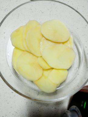土豆去皮洗净，切片备用