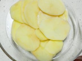 土豆去皮洗净，切片备用