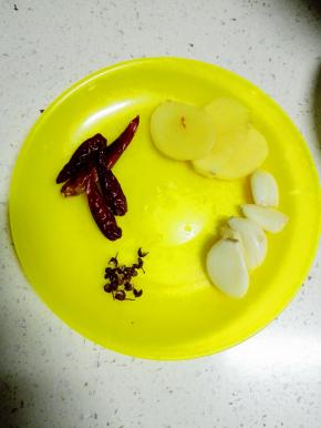 干辣椒和花椒洗净，姜切片，蒜拍扁备用