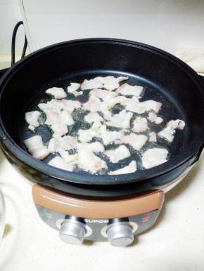 煎烤机内放入培根，煎至八分熟备用