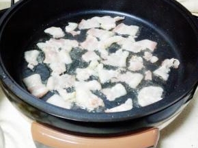 煎烤机内放入培根，煎至八分熟备用