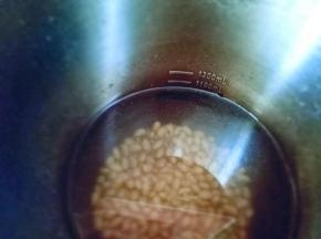 将泡好的五谷放入豆浆机中，加入1L的冷水。