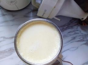 将榨好的豆浆用细筛网过滤。不讲究的不过滤也可以，豆浆渣渣营养极其丰富的过滤后的渣渣也可以用来做饼哦。