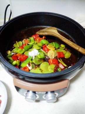 放入莴笋，青彩椒，红彩椒，糖，生抽，料酒，十三香，调味，翻炒至5分熟