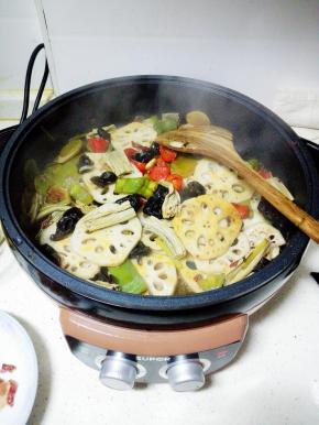 放入洗净的木耳，腐竹，煮好的莲藕，翻炒至8分熟