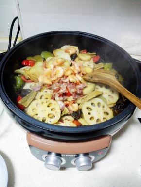 加入煎好的培根，土豆，基围虾，小火慢炒10分钟