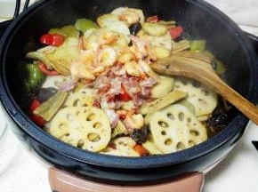 加入煎好的培根，土豆，基围虾，小火慢炒10分钟