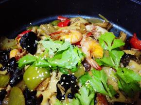 用芹菜叶点缀，撒上白芝麻