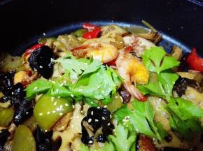用芹菜叶点缀，撒上白芝麻