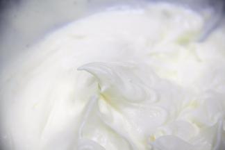 糖粉加入淡奶油，用电动打蛋器打发5-6成，出现纹路就可以。