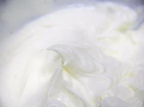 糖粉加入淡奶油，用电动打蛋器打发5-6成，出现纹路就可以。