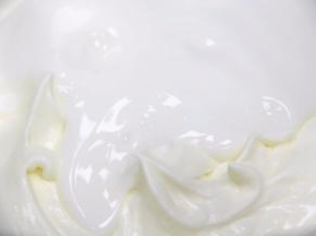 酸奶加入，手动打蛋器搅拌均匀即可。