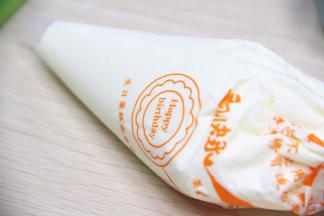 把打发好的淡奶油装进裱花袋