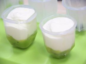 挤进雪糕模具里