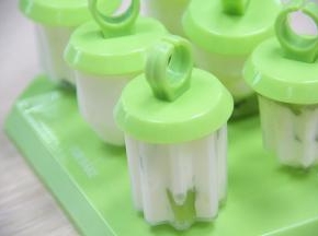 盖上雪糕盖，放冷冻直至冰硬就可以吃了。