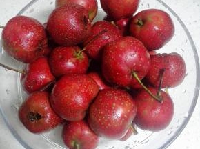 山楂用盐水泡10分钟后洗净