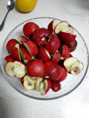 山楂对半切开，去蒂