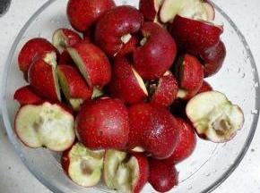 山楂对半切开，去蒂