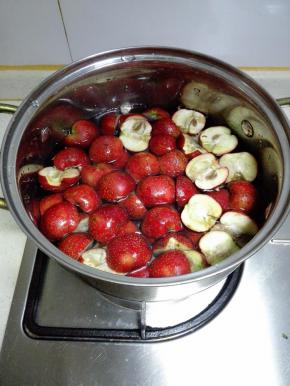 放入锅中，加入和山楂齐平的清水