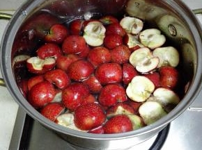 放入锅中，加入和山楂齐平的清水