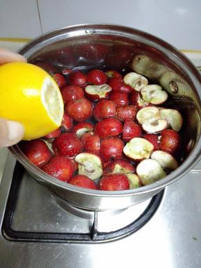 挤入柠檬汁，搅拌均匀