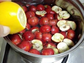 挤入柠檬汁，搅拌均匀