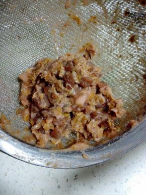 煮熟的山楂，趁热捞出，放入筛网中，用刮刀碾压，压到后面会很粘稠，可以加点煮山楂的水稀释下在碾压