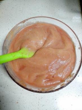 碾压好后，有一大碗山楂糊