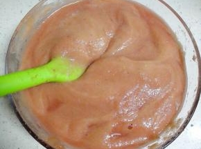 碾压好后，有一大碗山楂糊