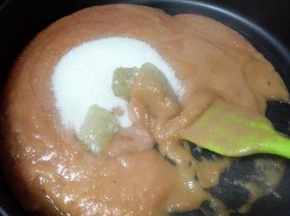 将山楂糊倒入煎烤机中，加入细砂糖和冰糖，中小火炒制