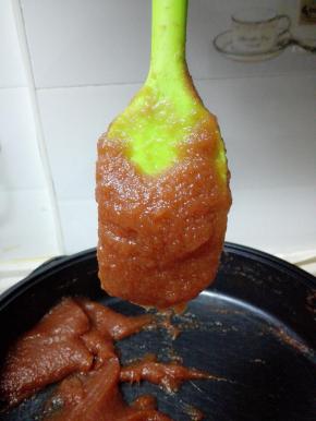 提起刮刀，上面是一层厚厚的糊，糊挂在刮刀上即可