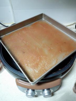 炒好的山楂糕，取适量在不粘烤盘中，用刮刀抹平，薄薄的一层