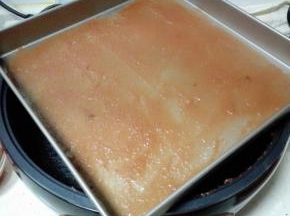 炒好的山楂糕，取适量在不粘烤盘中，用刮刀抹平，薄薄的一层