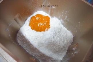 1、南瓜蒸熟晾凉+酵母+核桃油倒入面团揉成团，不粘手不沾面盆的面团即可，水量要先预留一些别一次性全加进去，万一很湿可以加点面粉，面包机揉个十几分钟就可以了。