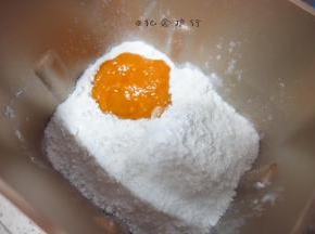 1、南瓜蒸熟晾凉+酵母+核桃油倒入面团揉成团，不粘手不沾面盆的面团即可，水量要先预留一些别一次性全加进去，万一很湿可以加点面粉，面包机揉个十几分钟就可以了。
