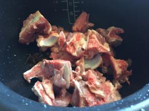 骨头，洗净也放入内胆；