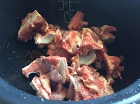 骨头，洗净也放入内胆；