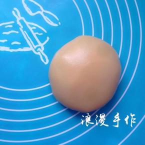 揉成光滑的面团。松弛一小时以上，天气热时需要放入冰箱冷藏