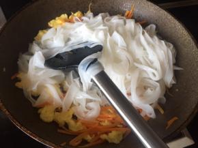 再放入粉皮，一手筷子，一手铲子，翻炒；