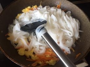 再放入粉皮，一手筷子，一手铲子，翻炒；