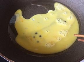 热锅，放入少许油；放入鸡蛋；迅速划散；