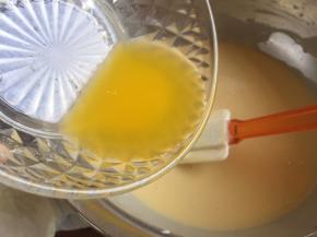 再加入融化的黄油；黄油事先放入微波炉中叮下；