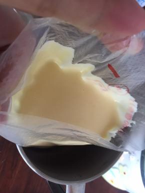 把搅拌好的蛋糊，放入裱花袋中；