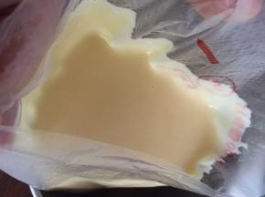 把搅拌好的蛋糊，放入裱花袋中；