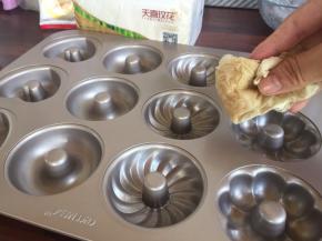 模具，用点油擦下；