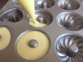 然后，给依次挤入模具中；9分满，就可以；