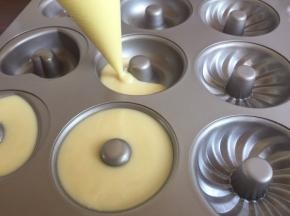 然后，给依次挤入模具中；9分满，就可以；