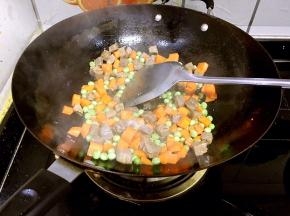 出锅前倒入生抽和盐调味即可。